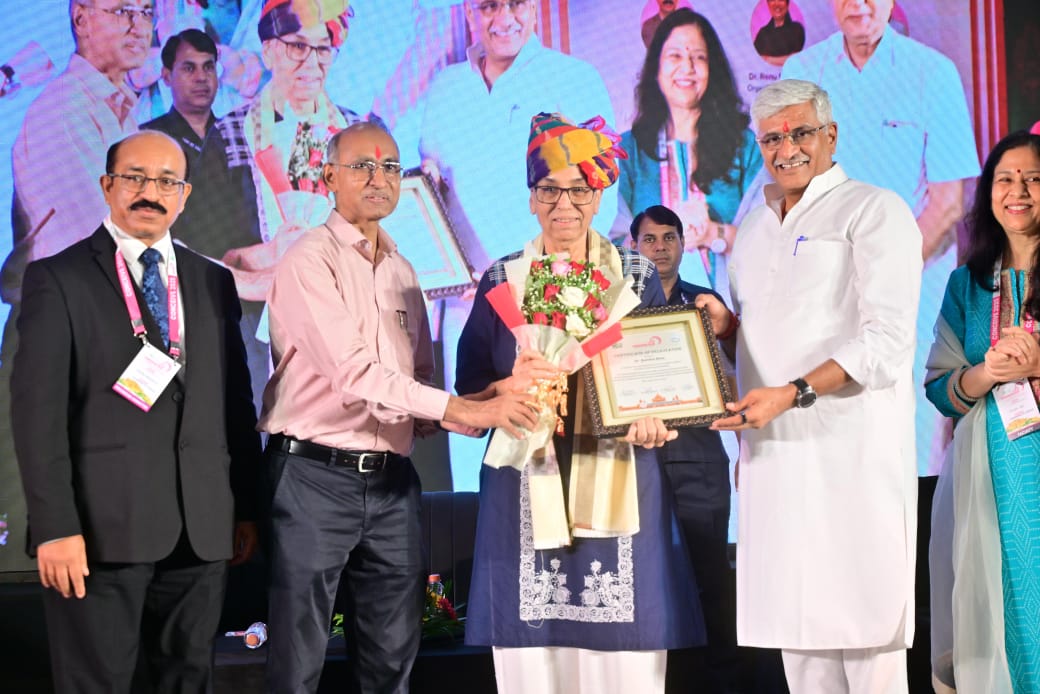 केंद्रीय मंत्री ने कार्यक्रम के दौरान चिकित्सकों का सम्मान किया।