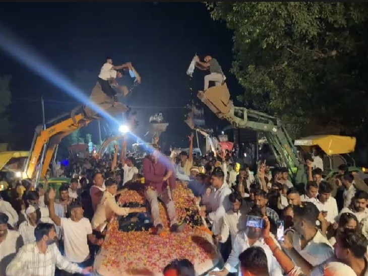 हनुमान बेनीवाल का जेसीबी लगाकर फूलों से भव्य स्वागत किया गया।