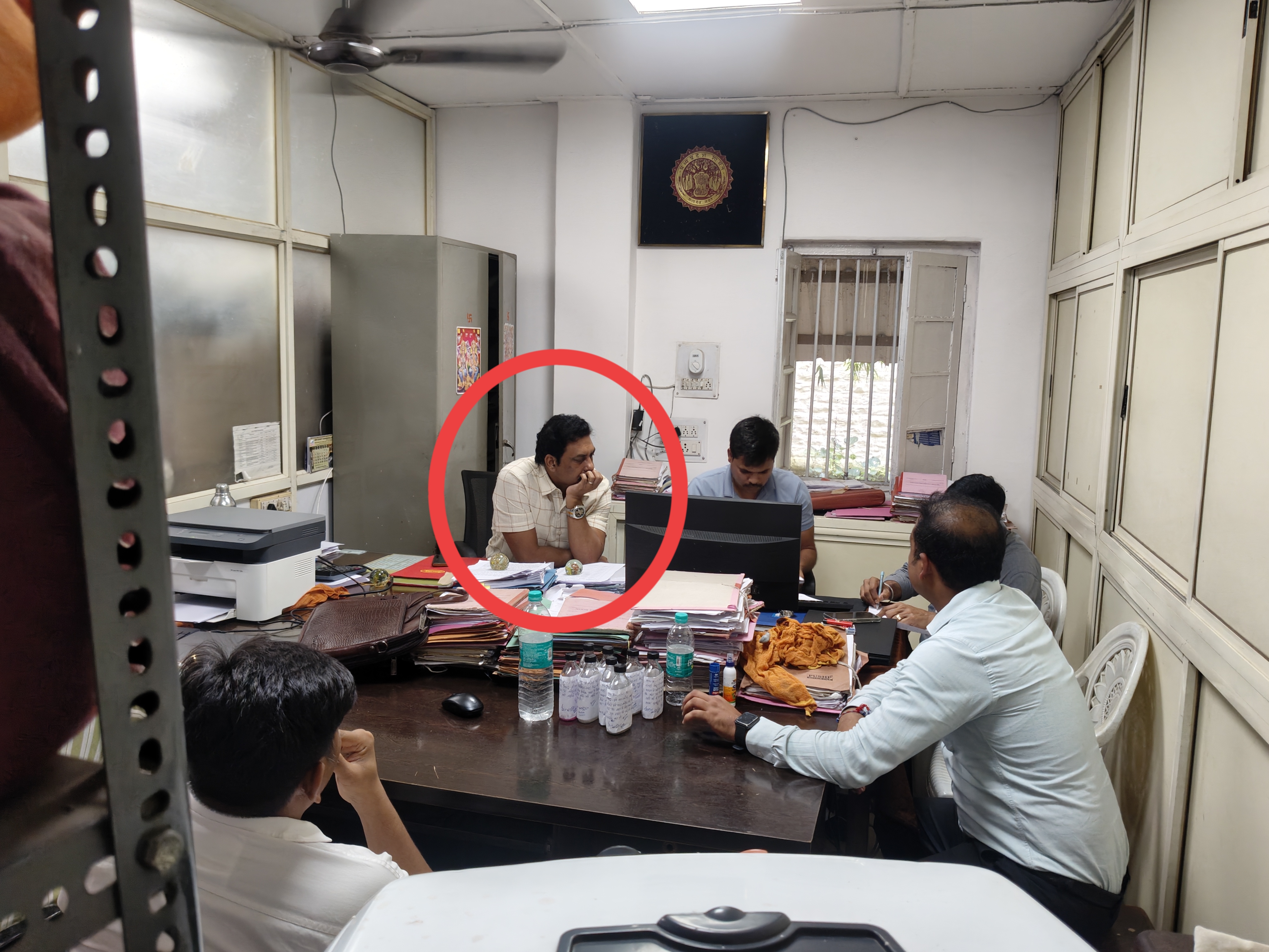 वरिष्ठ लेखा लिपिक पवन सक्सेना को लोकायुक्त टीम ने ऑफिस में रिश्वत के आरोप में पकड़ा।