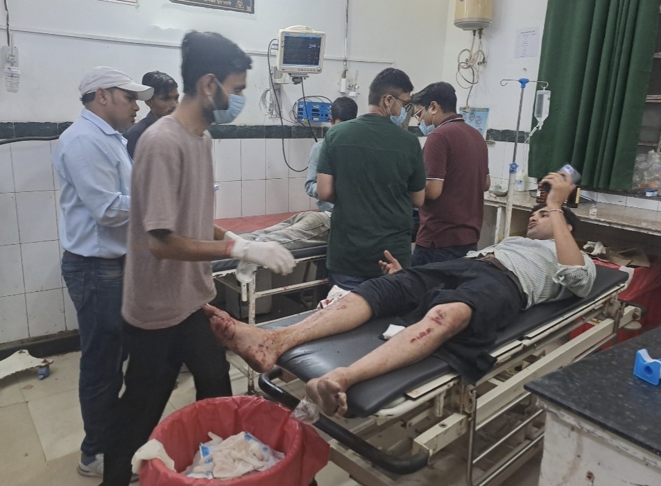 पाली के बांगड़ हॉस्पिटल के ट्रॉमा वार्ड में घायलों का इलाज करते हुए चिकित्साकर्मी।