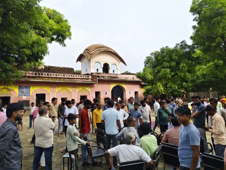 घटना स्थल के पास उसी परिसर में कक्षा 6 से 8 तक के स्कूल भवन के सामने खड़े बच्चे और ग्रामीण। यह भवन भी काफी पुराना है।