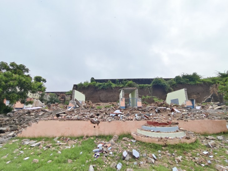 स्कूल के जो 4 कमरें जमींदोज हुए, उनमें कक्षा 11 और 12 के करीब 225 विद्यार्थी पढ़ते थे।