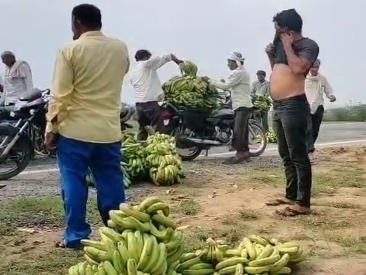 बाइक पर रखकर केले ले जाते लोग।