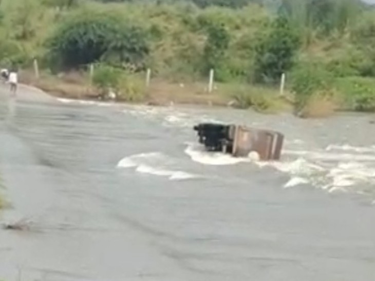 रपट किनारे माशी नदी में पलटा पड़ा डंपर ।