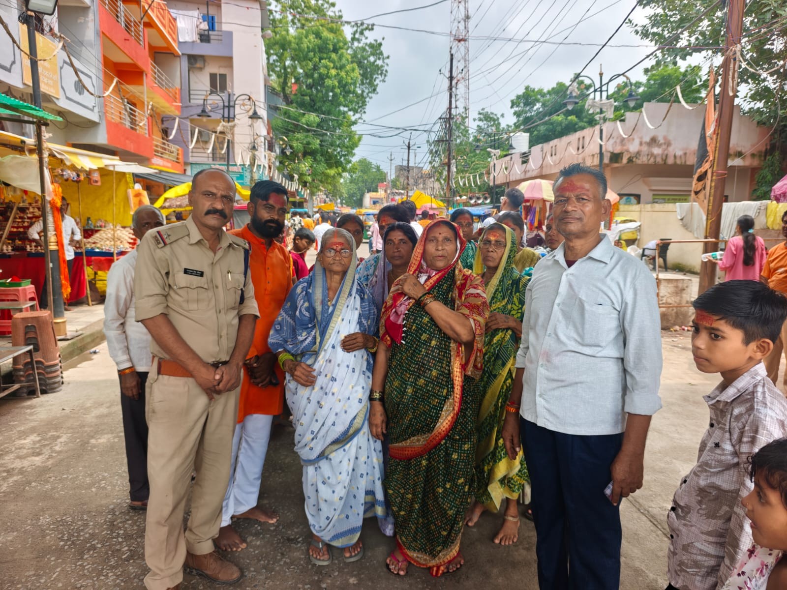 परिजनों से मिली 80 वर्ष की बुजुर्ग महिला। - Dainik Bhaskar