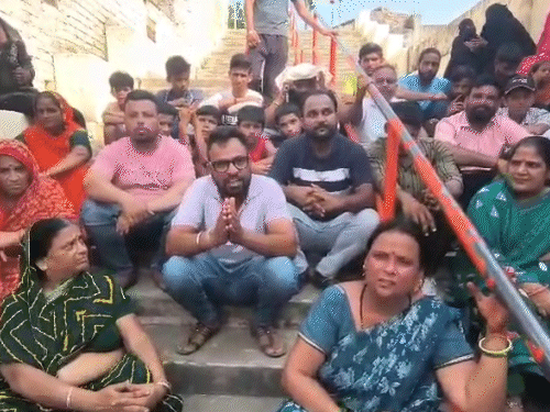 स्थानीय लोगों ने आरोप लगाया कि होटल राज पैलेस के मालिक अरुण पुरी द्वारा 29 अगस्त को अपने मकान के अंदर से सुरंग बनाकर रास्ते को खोखला कर दिया गया।