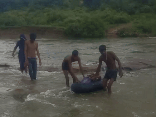 सबसे पहले गांव के लोग ट्यूब पर महिला के कपड़े और अन्य सामान रखकर नदी के बहाव में लाए।