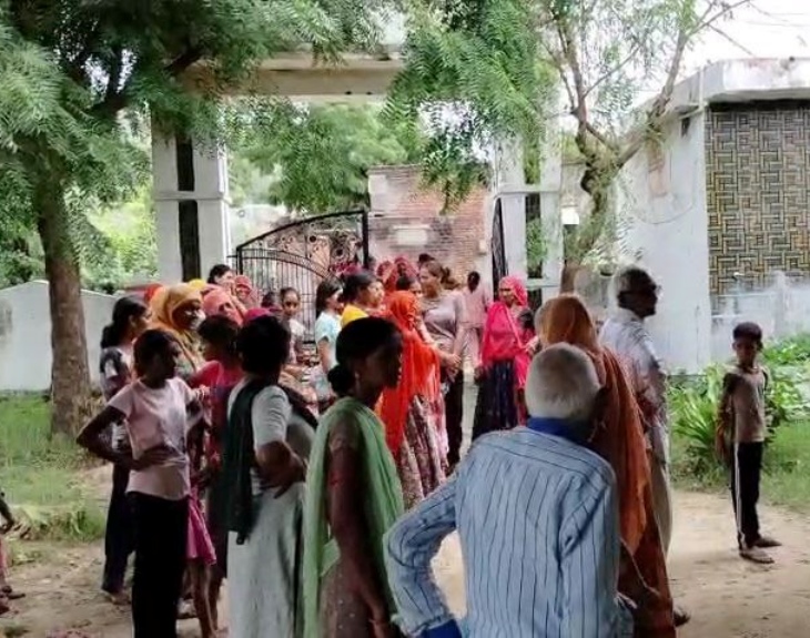 पाली जिले के बांता गांव में पेंगोलिन नजर आने पर मौके पर जुटे ग्रामीण।