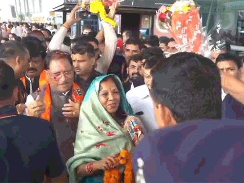 सीएम साय और उनकी पत्नी का रायपुर एयरपोर्ट पर भव्य स्वागत किया गया।