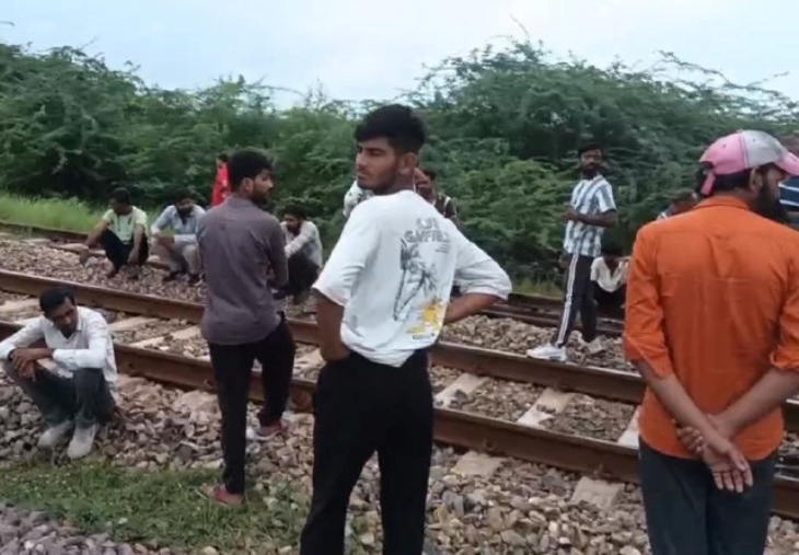 तकनीकी खराबी के चलते ट्रेन खड़ी रहने के कारण परेशान यात्री।
