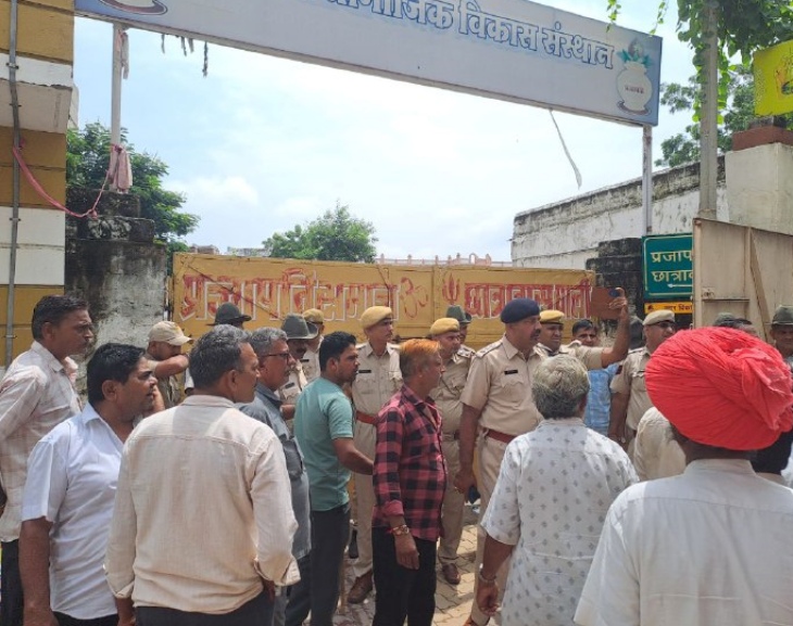 पाली के इंद्रा कॉलोनी स्थित प्रजापत समाज के छात्रावास के बाहर विरोध कर रहे लोगों से समझाइश करते पुलिस अधिकारी।
