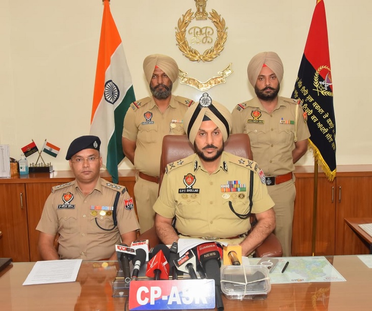 एनकाउंटर की जानकारी देते हुए पुलिस कमिश्नर गुरप्रीत सिंह।