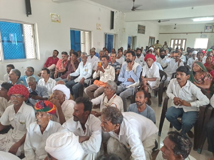 पाली के इंद्रा कॉलोनी स्थित प्रजापत समाज के छात्रावास में आयोजित प्रोग्राम में मौजूद लोग।