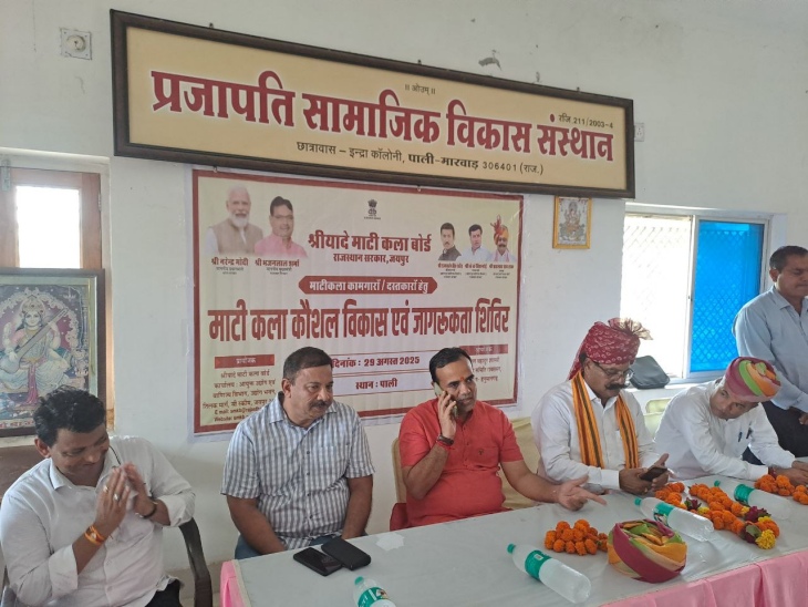 पाली के इंद्रा कॉलोनी स्थित प्रजापत समाज के छात्रावास में आयोजित प्रोग्राम में मौजूद अतिथि।