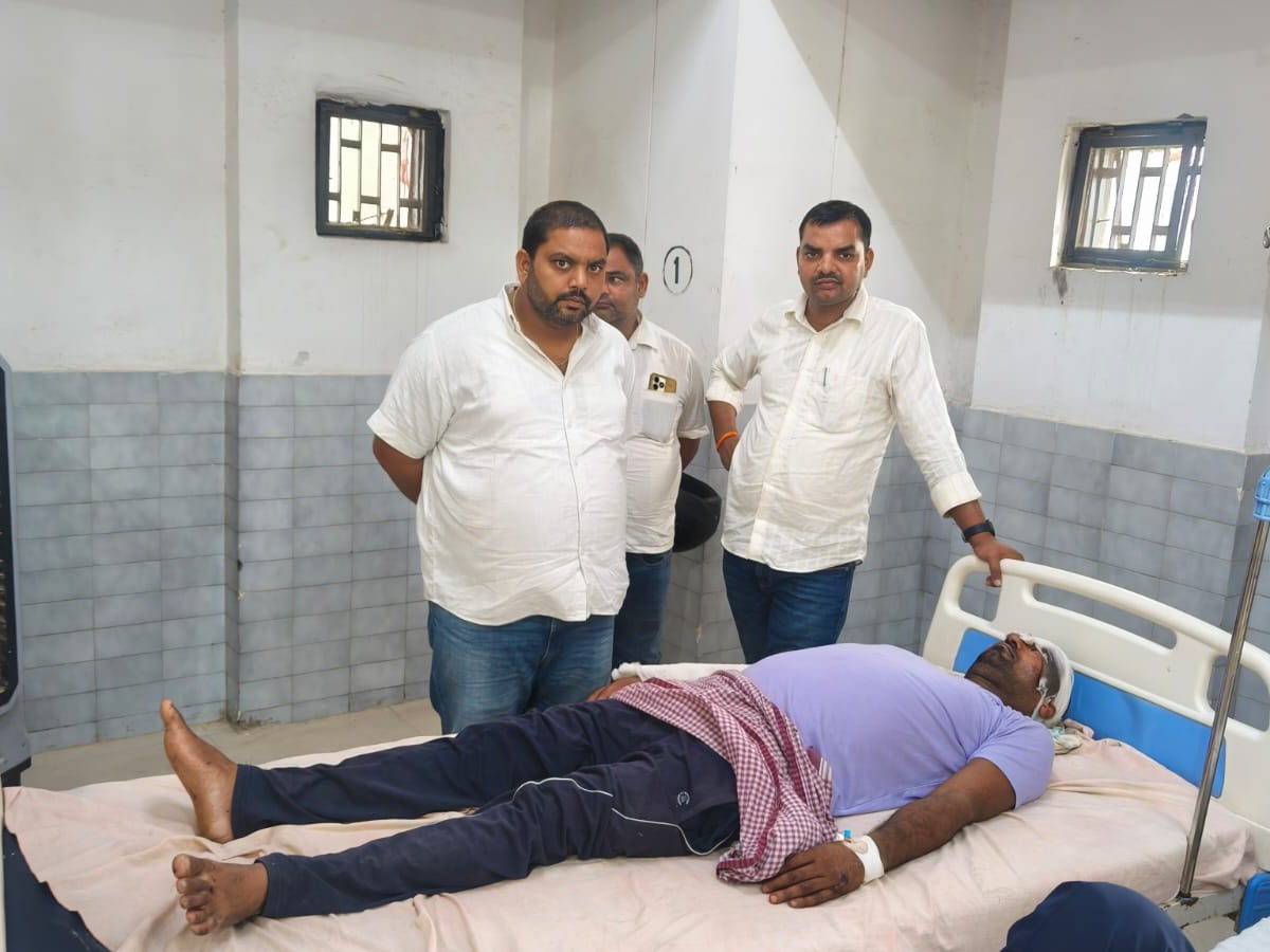 नकाबपोश बदमाशों ने प्रिंसिपल और शिक्षक पर किया हमला:  कॉलेज से लौटते समय दोनों को रास्ते में रोककर पीटा, अस्पताल में भर्ती – Mau News