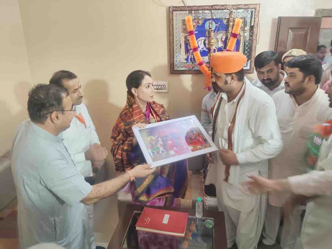 मंदिर समिति की ओर डिप्टी सीएम को लोकदेवता बाबा रामदेव की तस्वीर भेंट करते हुए।