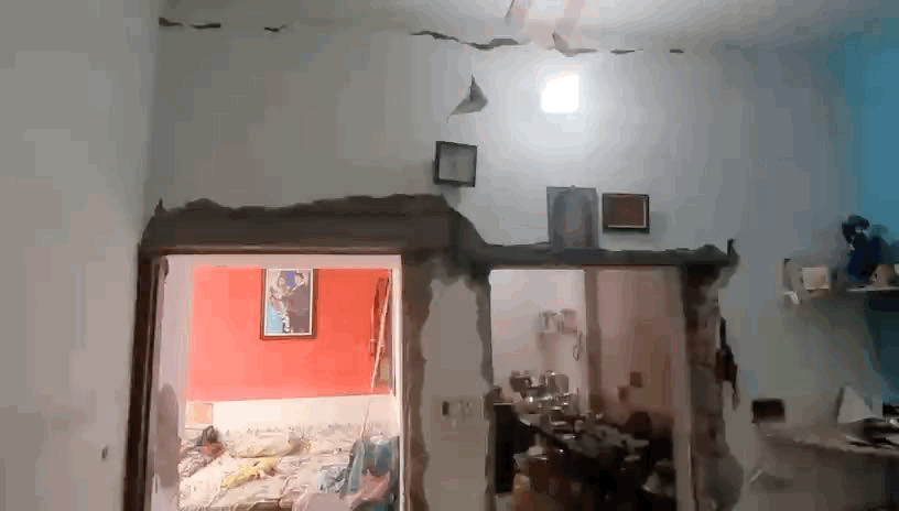 घर की छत में दरारें आ गई