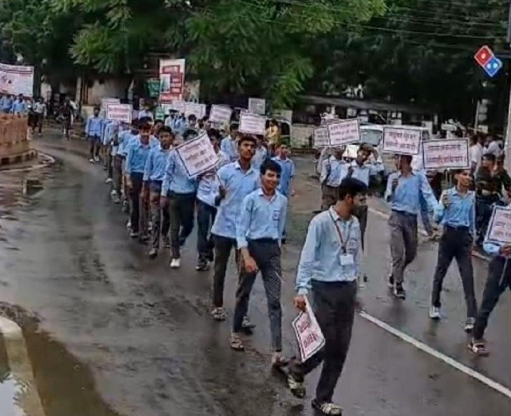 पाली में साइबर ठगी को लेकर शहरवासियों को जागरूक करने के उद्देश्य से शहर में निकाली गई रैली में शामिल स्टूडेंट।