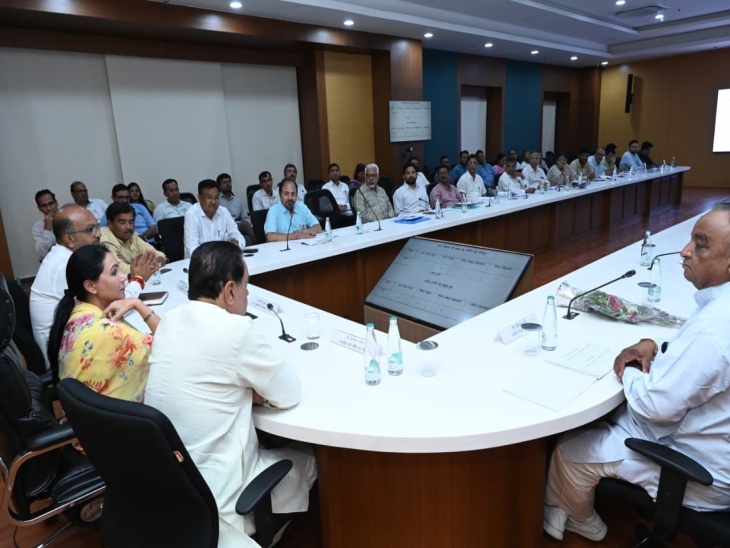 बैठक में संबंधित विभागीय अधिकारी और जनप्रतिनिधि शामिल हुए।