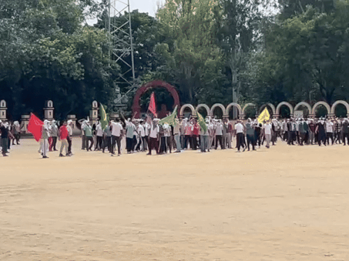 मॉक ड्रिल के दौरान मैदान में तैनात पुलिस कर्मी।