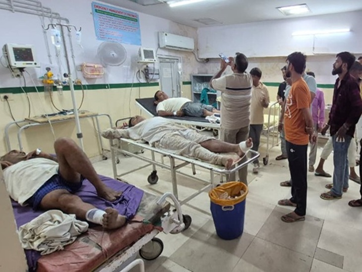 एक्सीडेंट के बाद जिला अस्पताल में लाए गए घायल। - Dainik Bhaskar