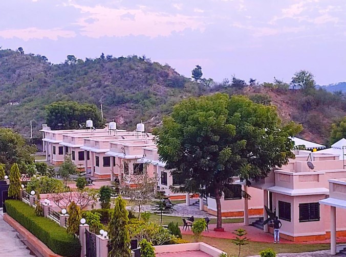 घासा थान क्षेत्र के मावली रोड स्थित इसी ग्रीन वैली रिसॉर्ट में कमरा बुक करवाया था।