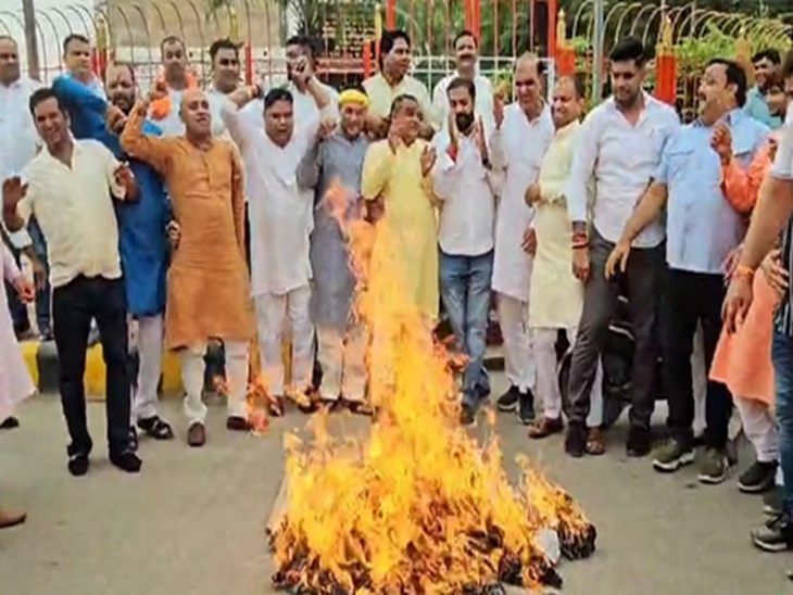 राहुल गांधी का पुतला फूंककर विरोध प्रकट करते भाजपा नेता।