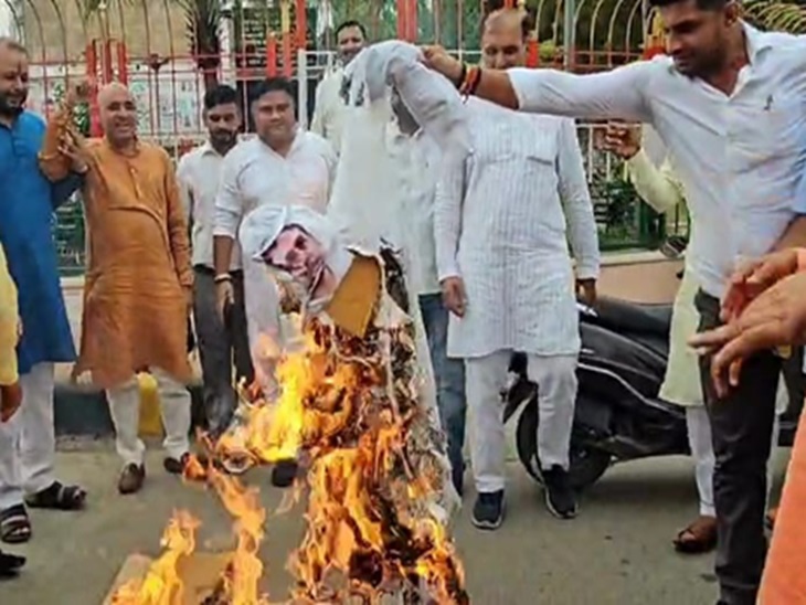 राहुल गांधी का पुतला फूंकते हुए भाजपा नेता।