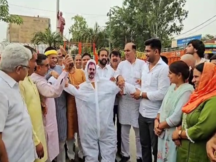 रोहतक के अंबेडकर चौक पर राहुल गांधी का पुतला लेकर विरोध प्रकट करते भाजपा नेता।