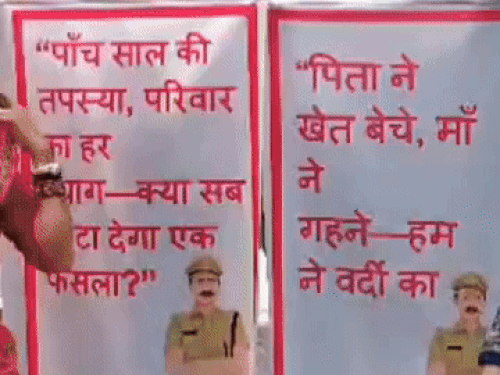 एसआई भर्ती रद्द होने के बाद युवा सड़कों पर हैं। साढ़े चार साल का हिसाब मांग रहे हैं।