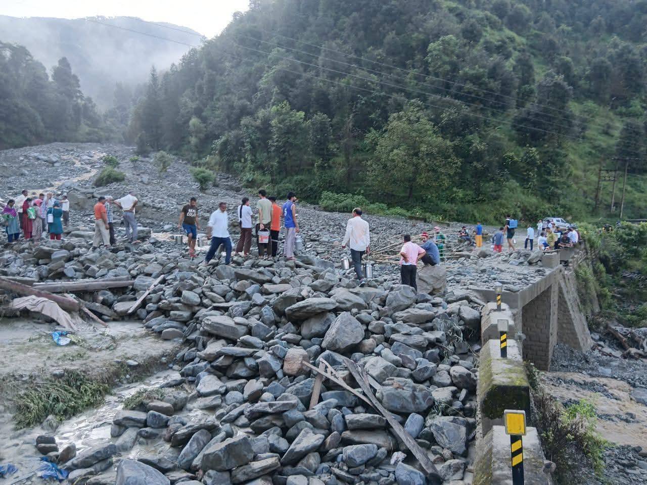 तस्वीर मंडी जिले के गोहर की है। यहां बादल फटने के बाद फैला मलबा।