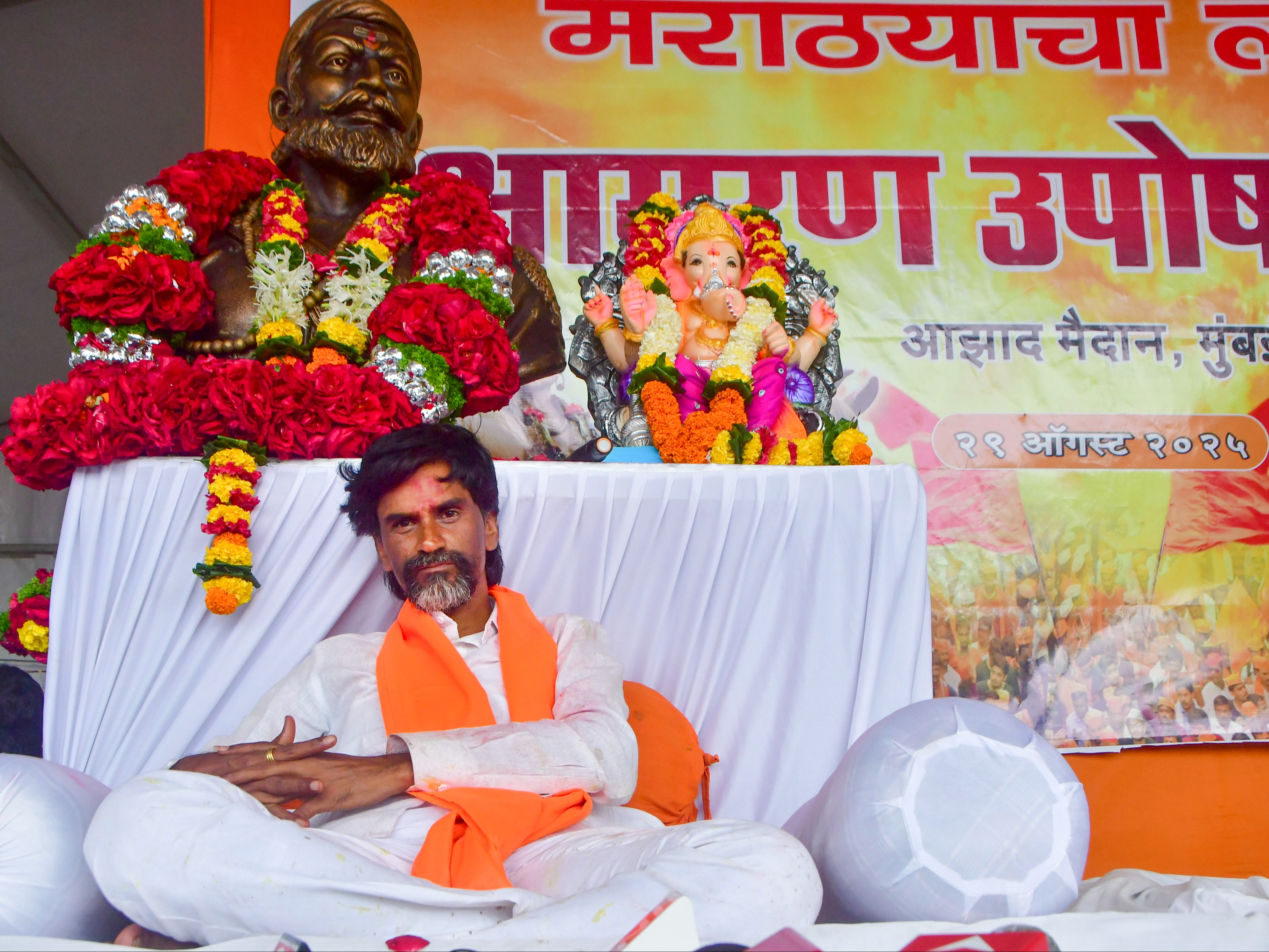 मनोज जरांगे ने बुधवार को जालना के अंतरासाठी गांव से मुंबई के लिए यात्रा शुरू की थी। - Dainik Bhaskar