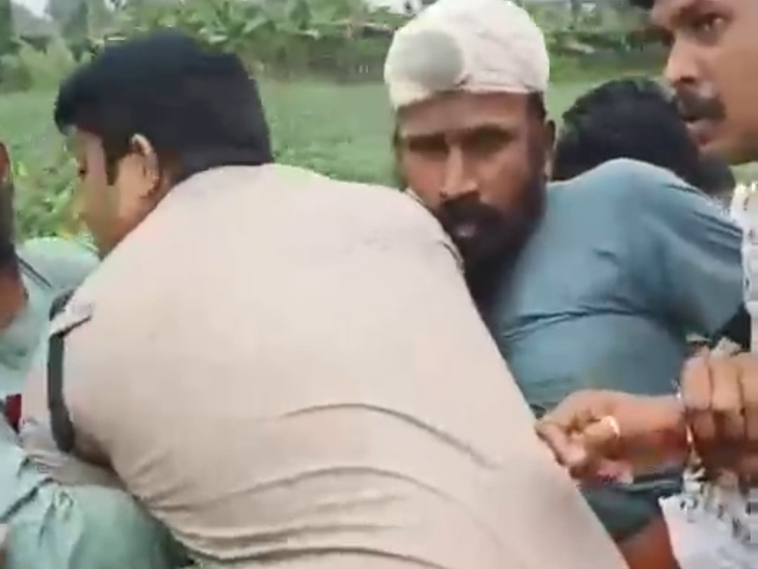 आरोपियों ने पुलिसकर्मियों के साथ मारपीट भी की जिसमें 4 जवान घायल हो गए