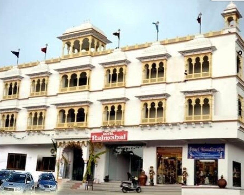 ये नाथद्वारा स्थित होटल है, जहां पहली बार नोटों की बारिश करवाई थी।