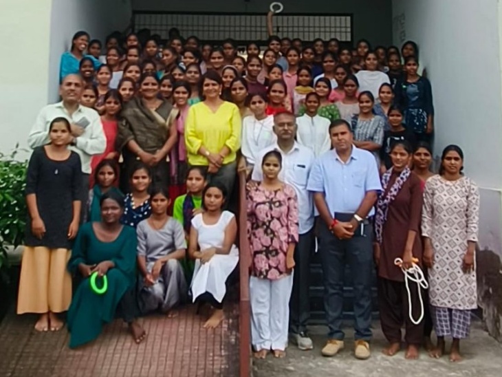 कलेक्टर ने बूरोड में जनजाति क्षेत्रीय विकास विभाग के अंतर्गत संचालित विभिन्न छात्रावासों का दौरा किया।