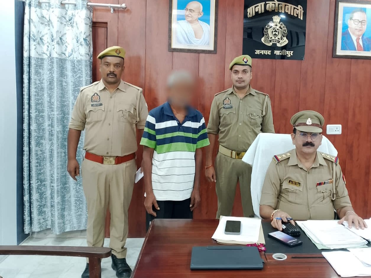 गाजीपुर में आरोपी को किया गिरफ्तार:  आबकारी अधिनियम के 15 साल पुराने मामले में पुलिस ने घर से दबोचा – Ghazipur News