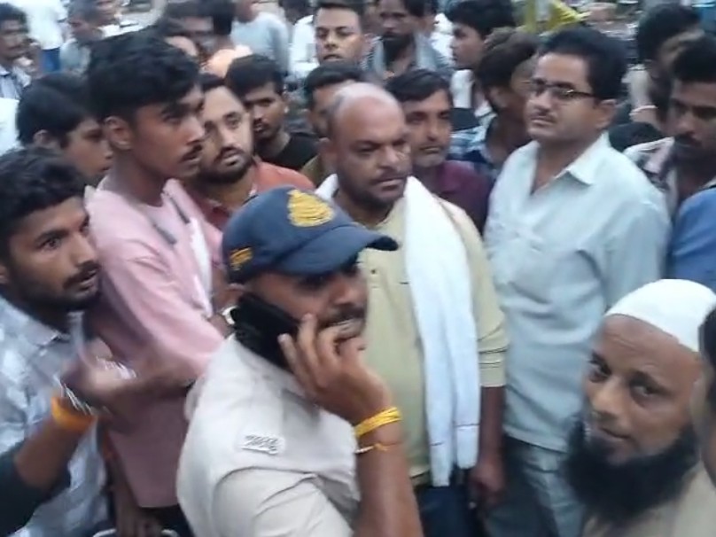 सूचना पर मौके पर बड़ी संख्या में बीजेपी कार्यकर्ता पहुंच गए।