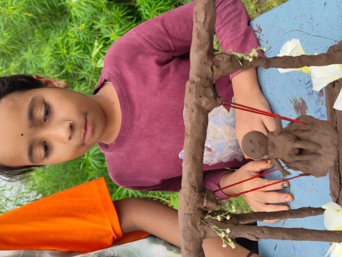मिट्टी से झूला बनाया