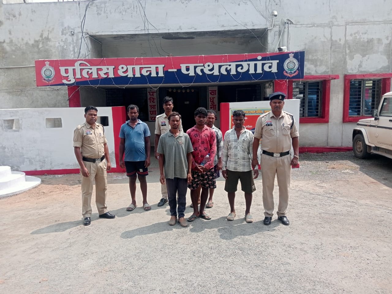 जशपुर में गोवंश की हत्या करने वाले 5 गिरफ्तार:  खेत में मारकर मांस बांट रहे थे सभी, आरोपियों को न्यायिक रिमांड पर भेजा गया जेल – Jashpur News