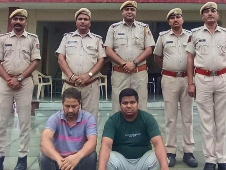 पुलिस ने दोनों आरोपियों को गिरफ्तार कर पूछताछ शुरू कर दी है। इनका तीसरा साथी भी फरार है।