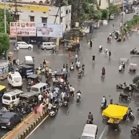 श्री गेस्ट हाउस रोड से रोडवेज बस स्टैंड रोड पर बारिश का पानी भरने से जाम के हालात बने