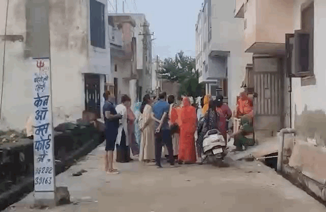 मोहल्ले में भीड़ इकट्ठा हो गई