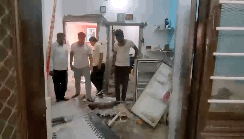 घर में रखे इलेक्ट्रॉनिक्स उपकरण ओर गेट डैमेज हुआ