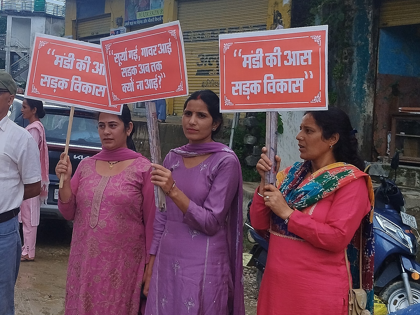 मंडी-धर्मपुर सड़क बन रही कंपनी के खिलाफ तल्याहड़ में प्रदर्शन करते हुए महिलाएं।