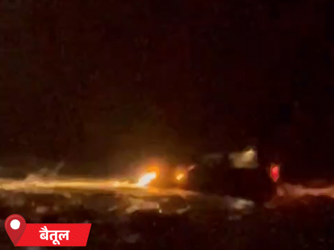 बैतूल में उफनती नदी पार कर रही कार तेज बहाव में बह गई।
