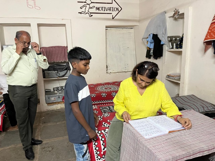 कलेक्टर ने बच्चों से ली पढ़ाई की जानकारी।