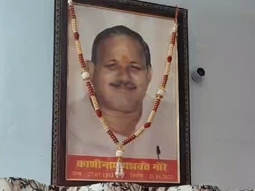 यह फोटो काशीनाथ गोरे की है, जो घर की दीवार पर टंगी हुई है।