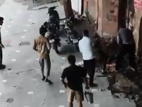 दिल्लीतील कालकाजी मंदिरात सेवादाराला मारहाण: प्रसादावरून वाद झाला; तरुणांचा काठ्यांनी हल्ला, एकाला अटक दिल्लीतील कालकाजी मंदिरात सेवादाराला मारहाण: प्रसादावरून वाद झाला; तरुणांचा काठ्यांनी हल्ला, एकाला अटक