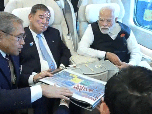 PM मोदी शनिवार को जापान की एडवांस E10 बुलेट ट्रेन देखने पहुंचे। - Dainik Bhaskar