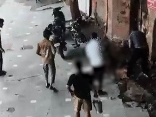 युवकों ने एक हमलावर को सेवादार से दूर खींचा। फिर सभी वहां से भाग गए।
